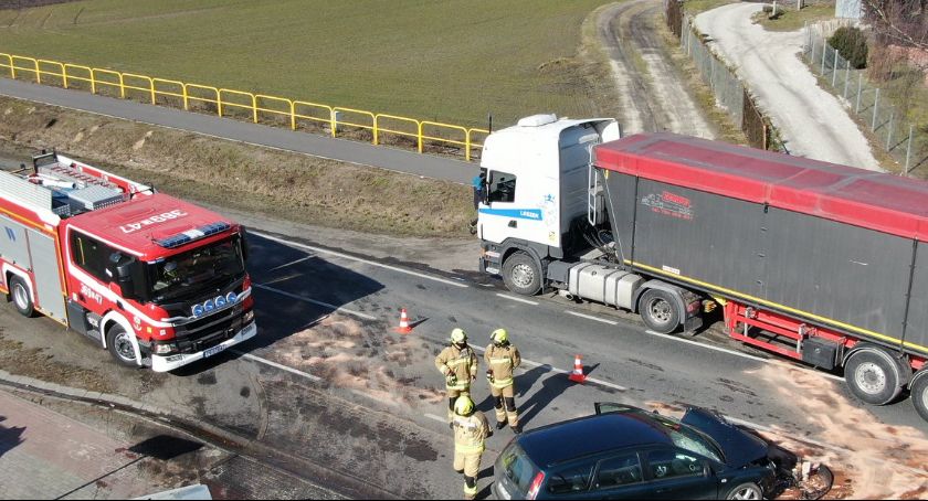 Wypadek na DK 62 w Starym Brześciu. Zderzenie samochodu ciężarowego z fordem