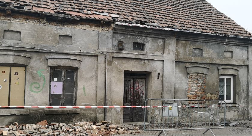 Włocławek: Część dachu runęła na chodnik