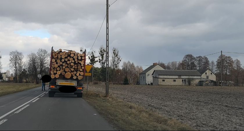 Ciężarówki wywożące drewno z lasu niszczą gminne drogi. Co na to Nadleśnictwo Włocławek?