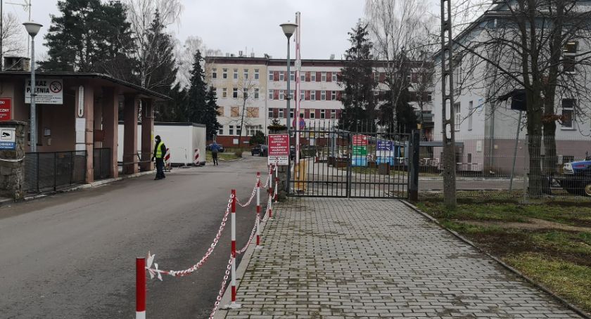 Szczepienia we Włocławku. Tłok w szpitalu. Pacjenci przychodzą zbyt wcześnie