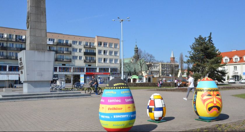 Włocławek stroi się na święta. Ogromne jaja stanęły na Placu Wolności [ZDJĘCIA]