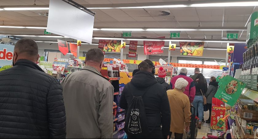 Wielkanoc 2021 w sklepach. Mieszkańcy Włocławka szykują się do świąt [ZDJĘCIA]