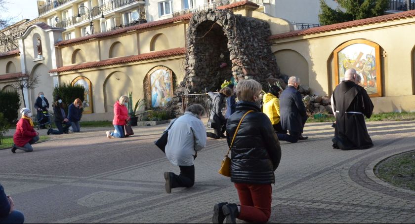 Droga Krzyżowa 2021 we Włocławku [ZDJĘCIA]