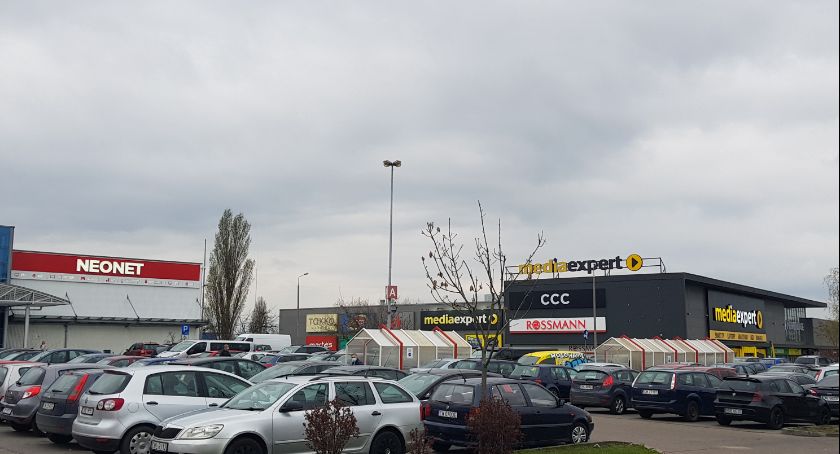 Majówka 2021 we Włocławku. Tłumy w sklepach i pełne parkingi [ZDJĘCIA]