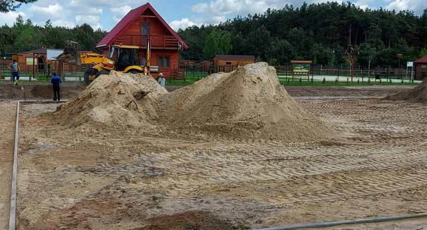 Nowoczesne boisko powstaje w Zielonej Szkole w Goreniu Dużym [ZDJĘCIA]