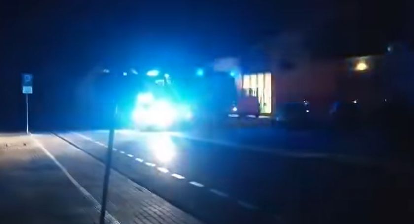 Duży pożar w Gminie Choceń. Budynek gospodarczy i samochody w ogniu. 7 zastępów straży w akcji [VIDEO, ZDJĘCIA]