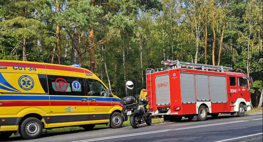 Gmina Kowal: Wypadek w Dębniakach. 23 latek uderzył w drzewo