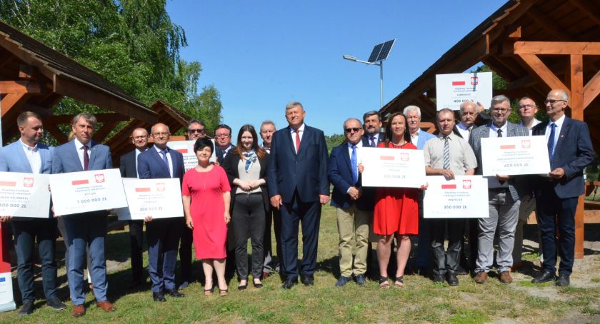   Wicewojewoda i parlamentarzyści wręczyli vouchery  samorządowcom