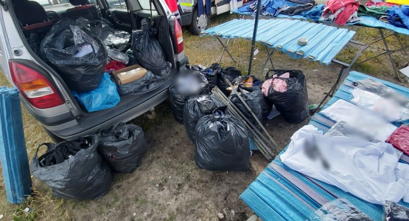 Podrobiona odzież za kilkadziesiąt tysięcy na targowisku we Włocławku. Co grozi nieuczciwym sprzedawcom?