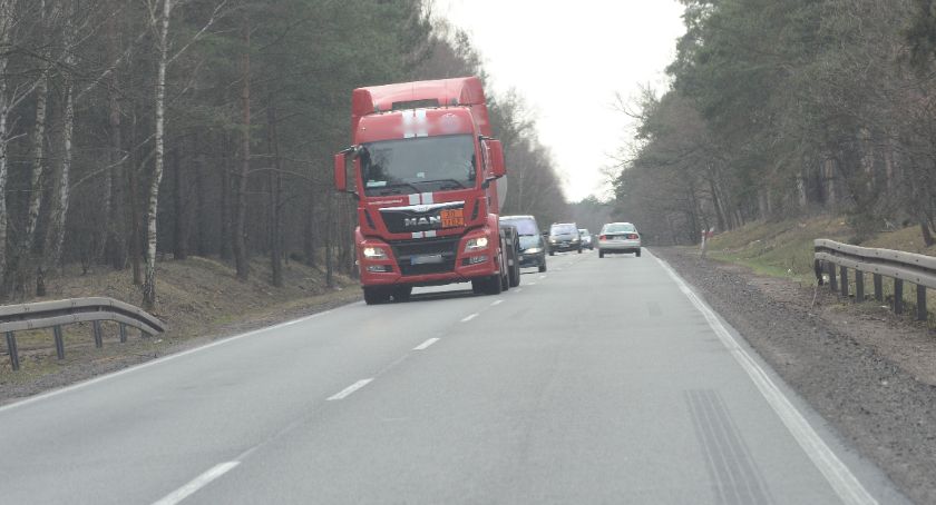 Wypadek na DK 62 pod Włocławkiem. Saab zderzył się z Fordem. Rowerzysta wpadł do rowu