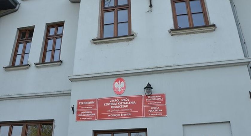Praca w szkole w Starym Brześciu. Kogo szukają i za ile ?
