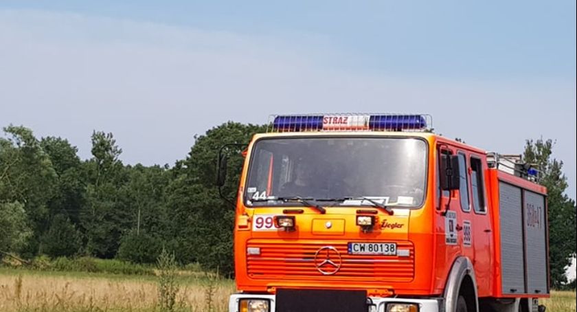 Wypadek we Włocławku. Mężczyzna zasłabł i uderzył w drzewo w Michelinie