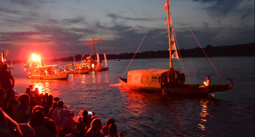Festiwal Wisły we Włocławku: Nocna parada statków i łodzi w świetle pochodni [FOTO, VIDEO]