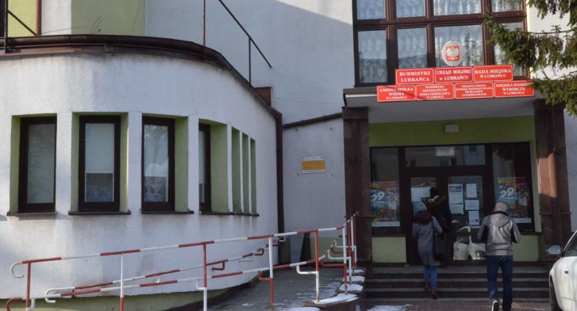 Burmistrz Lubrańca podpisał umowy na kolejne inwestycje