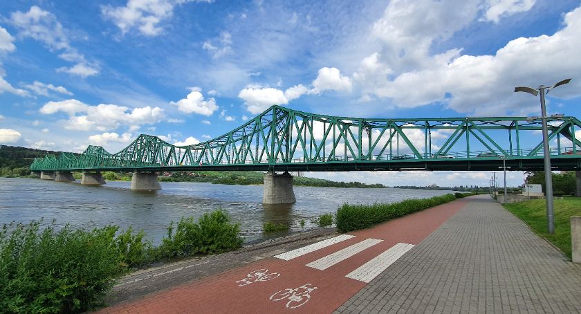 Włocławek: Mundurowi zatrzymali dwóch 17-latków na bulwarach. Jeden z nich był wyjątkowo nerwowy