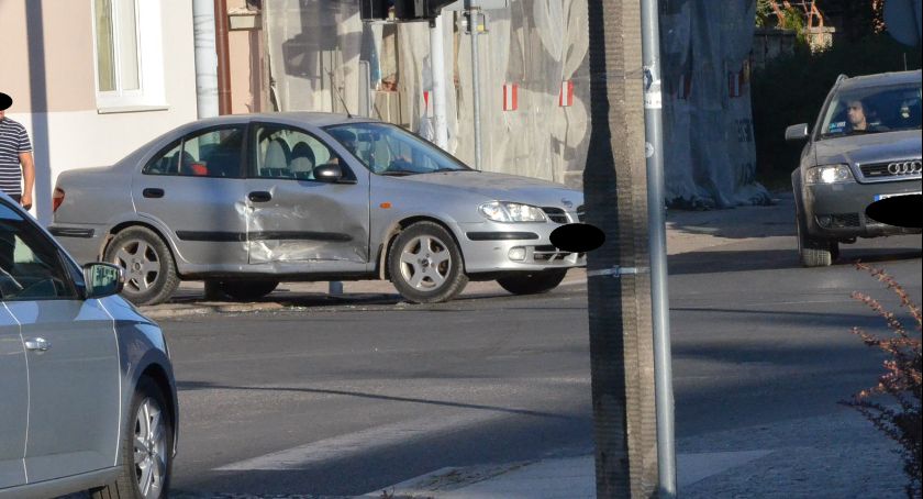 Zderzenie nissana z mercedesem na skrzyżowaniu we Włocławku [ZDJĘCIA]