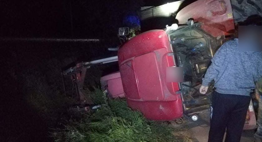 Zderzenie volkswagena z ciągnikiem w miejscowości Mchówek [ZDJĘCIA]