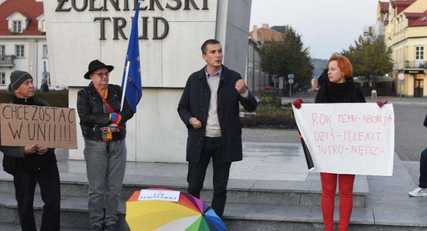 Włocławek: Manifestacja w obronie obecności Polski w UE [ZDJĘCIA]