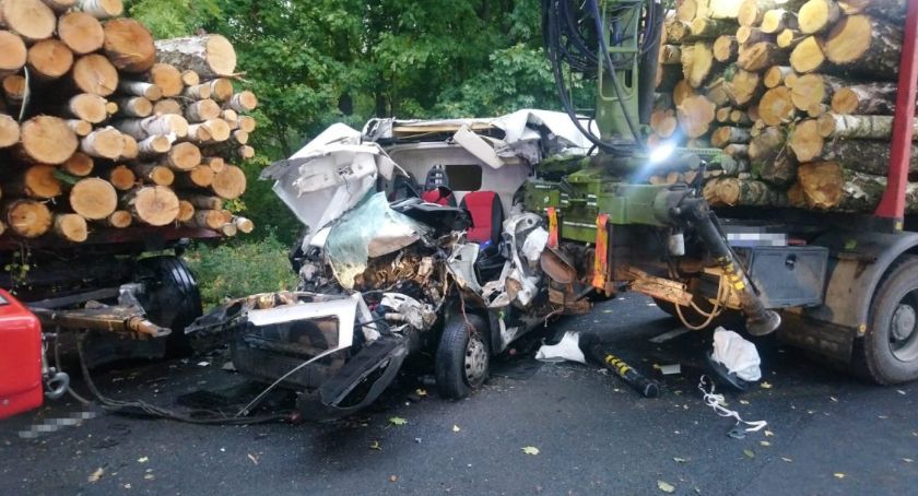 Tragedia w powiecie bydgoskim. Ciężarówka wyjeżdżała z lasu i zderzyła się z Fiatem Ducato [ZDJĘCIA]