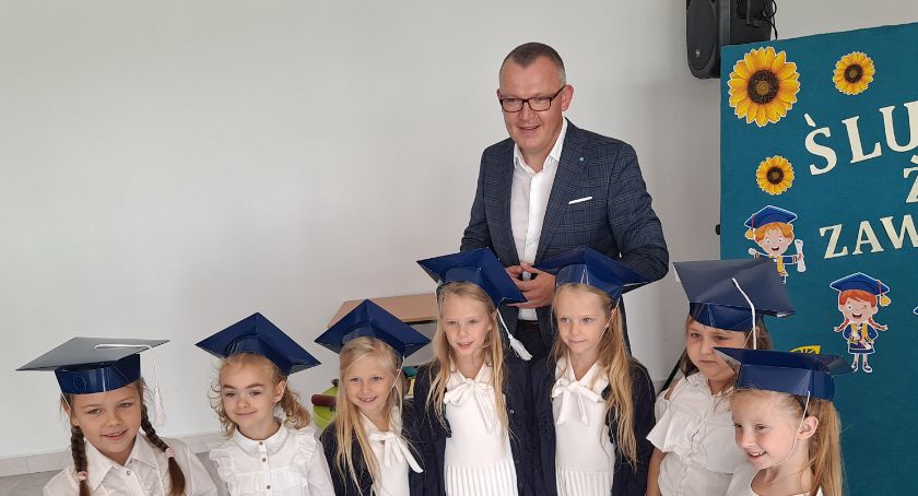 Brzescy uczniowie I klas podstawowych otrzymali wyprawki od gminy i LPP [ZDJĘCIA]