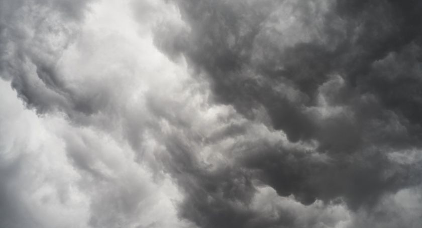 IMGW ostrzega. Nadchodzi silny wiatr. Może być niebezpiecznie