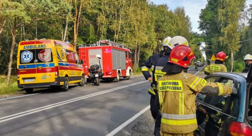 Powiat Włocławski: Na DW 270 na bmw przewróciło się drzewo. Auto stanęło w płomieniach