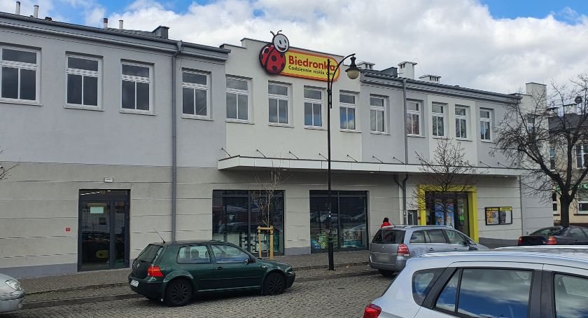 Biedronka zamyka sklepy przed Wszystkimi Świętymi. Będą dłużej pracować w sobotę 