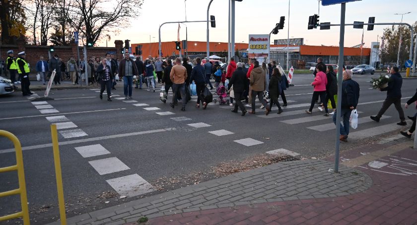 Wszystkich Świętych we Włocławku. Tłumy na cmentarzach dzień przed Świętem Zmarłych [ZDJĘCIA]