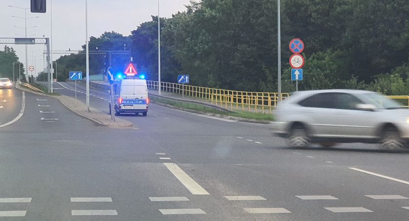 BMW dachowało na wjeździe do Włocławka. Kierowca z pasażerem oddalili się z miejsca