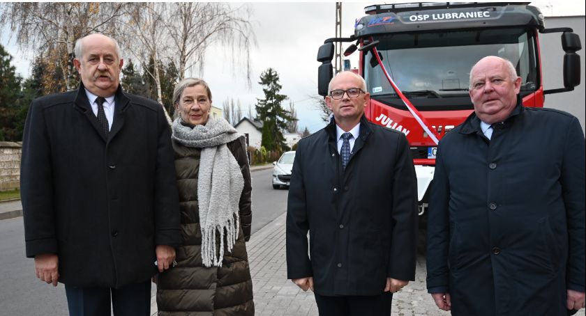 Strażacy OSP Lubraniec mają nowy wóz bojowy. Samochód otrzymał imię Julian [VIDEO FOTO]