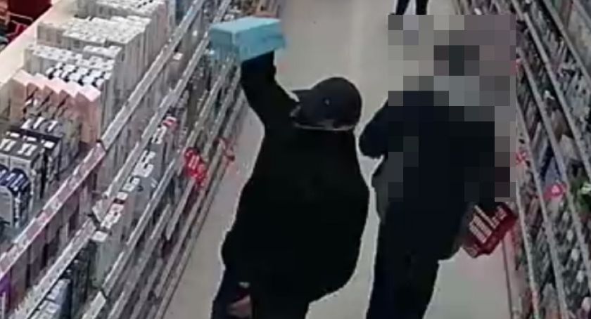 Okradziono sklep drogeryjny we Włocławku. Nagrał to monitoring. Policja prosi o pomoc
