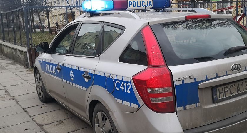 Włocławek. Kobieta przewieziona do szpitala. 64-latka wtargnęła na jezdnię