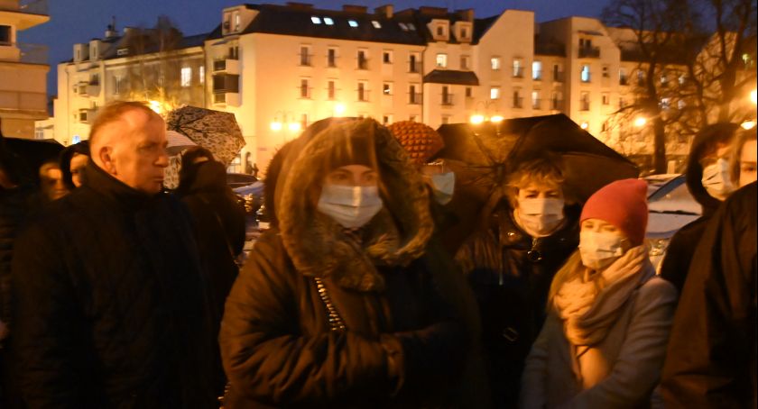 Włocławek: Manifestacja pracowników MOPR przed ratuszem [VIDEO ZDJĘCIA]