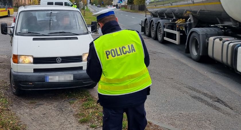 Akcja policji na drogach. Sprawdzają stan pojazdów w tym oświetlenia. Do kiedy kontrole?