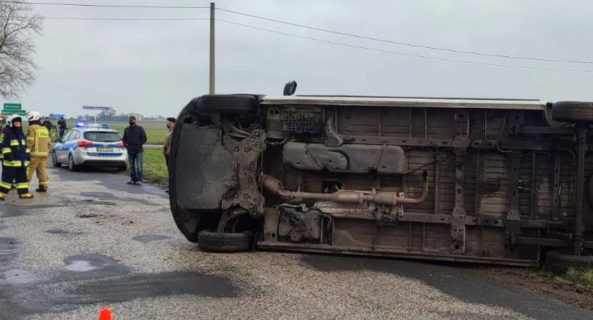 Wypadek w regionie. Ford uderzył w Opla. Bus przewrócił się na bok [ZDJĘCIA]