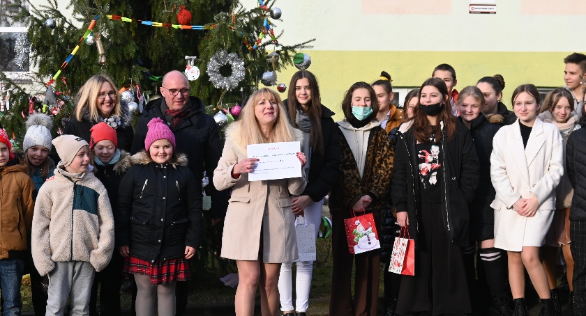 Włocławek: Ustroili wspólnie  choinkę przed szkołą