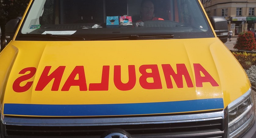 Wypadek na skrzyżowaniu we Włocławku. Karetka zderzyła się z dwoma osobówkami