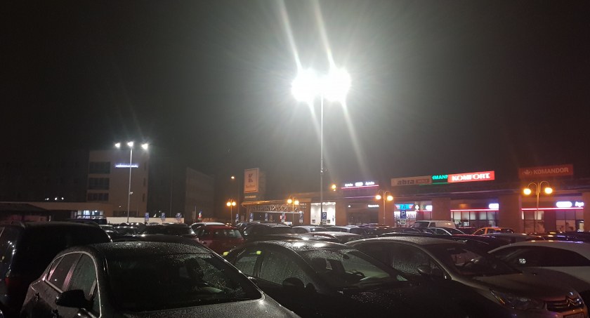 Wypadek pod Kauflandem we Włocławku. Osobówka potrąciła pieszą