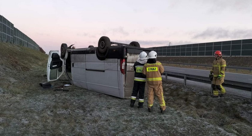Dachowanie auta na A1 pod Kowalem