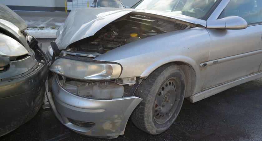 Wypadek w regionie. Czołowe zderzenie opla z citroenem 
