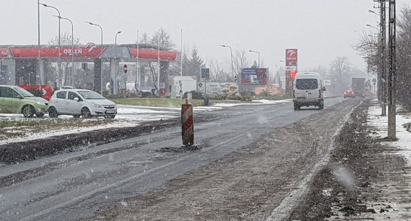 Płocka we Włocławku: Po jednej stronie zdarta nawierzchnia i wyboje, po drugiej na środku pachołek ...