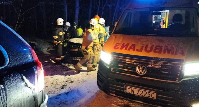Wypadek w Dębniakach. 19 latka uderzyła w drzewo