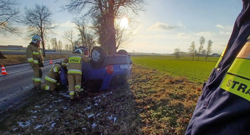 Wypadek w gminie Lubraniec. Auto dachowało