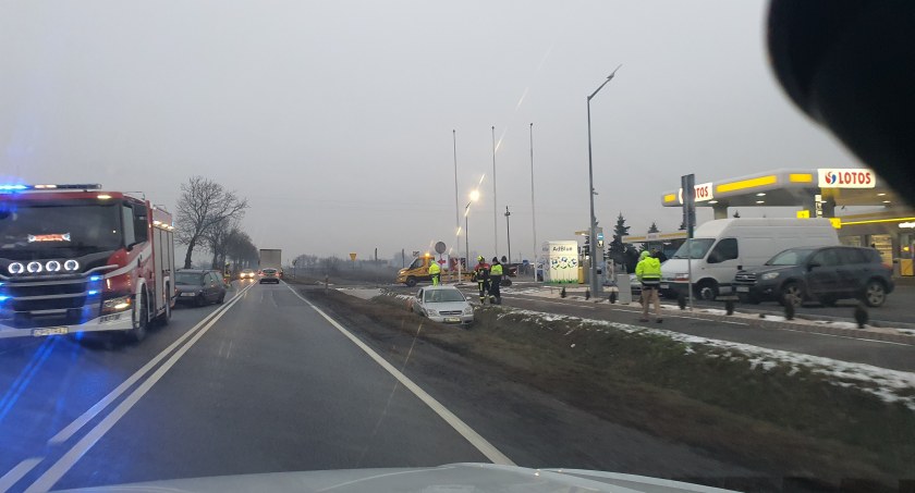 Wypadek w Pikutkowie. Opel wpadł do rowu [ZDJĘCIA]