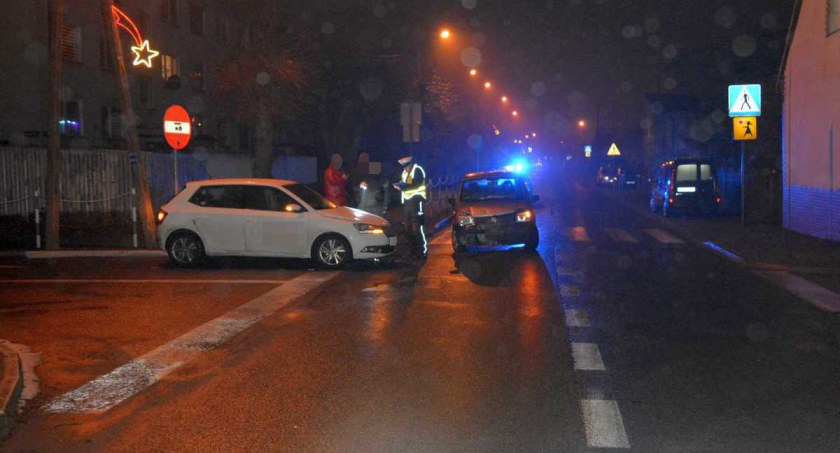 Zderzenia na skrzyżowaniu w Osięcinach. Skoda nie zatrzymała się na znaku STOP [ZDJĘCIA]