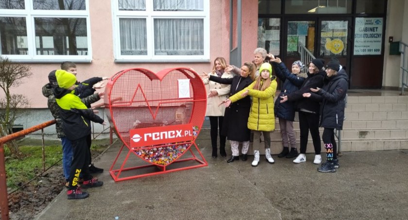 Wielkie serce na nakrętki we Włocławku. Dwójka nakręca się na pomaganie