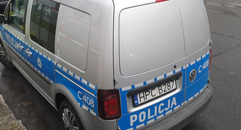 Wypadek w Warząchewce Polskiej. Pieszy z obrażeniami głowy w szpitalu. Policja szuka świadków