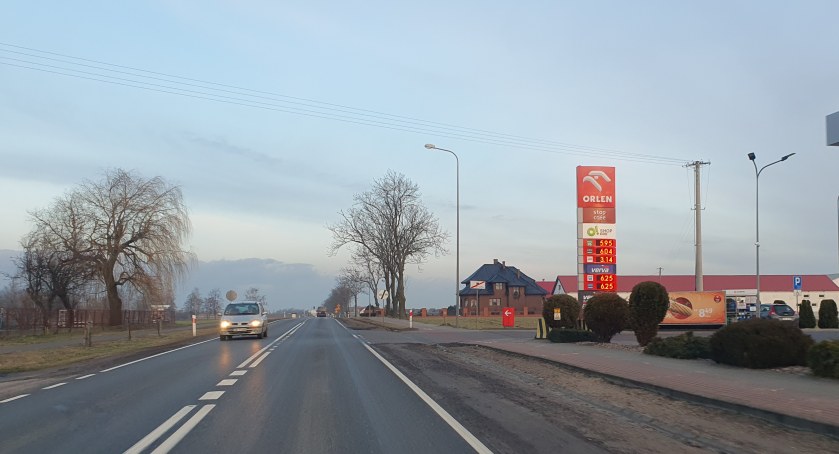 Paliwa tanieją. Rząd obniżył VAT. Analitycy twierdzą, że to nie potrwa długo