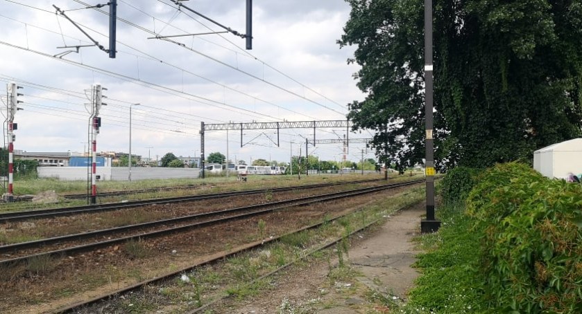 Tragiczny wypadek na torach we Włocławku. Nie żyje młoda kobieta
