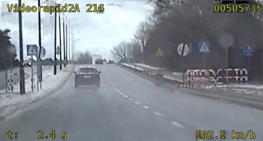 Ponad 100 km/h Aleją Kazimierza Wielkiego we Włocławku tuż za przejazdem rowerowym [VIDEO]